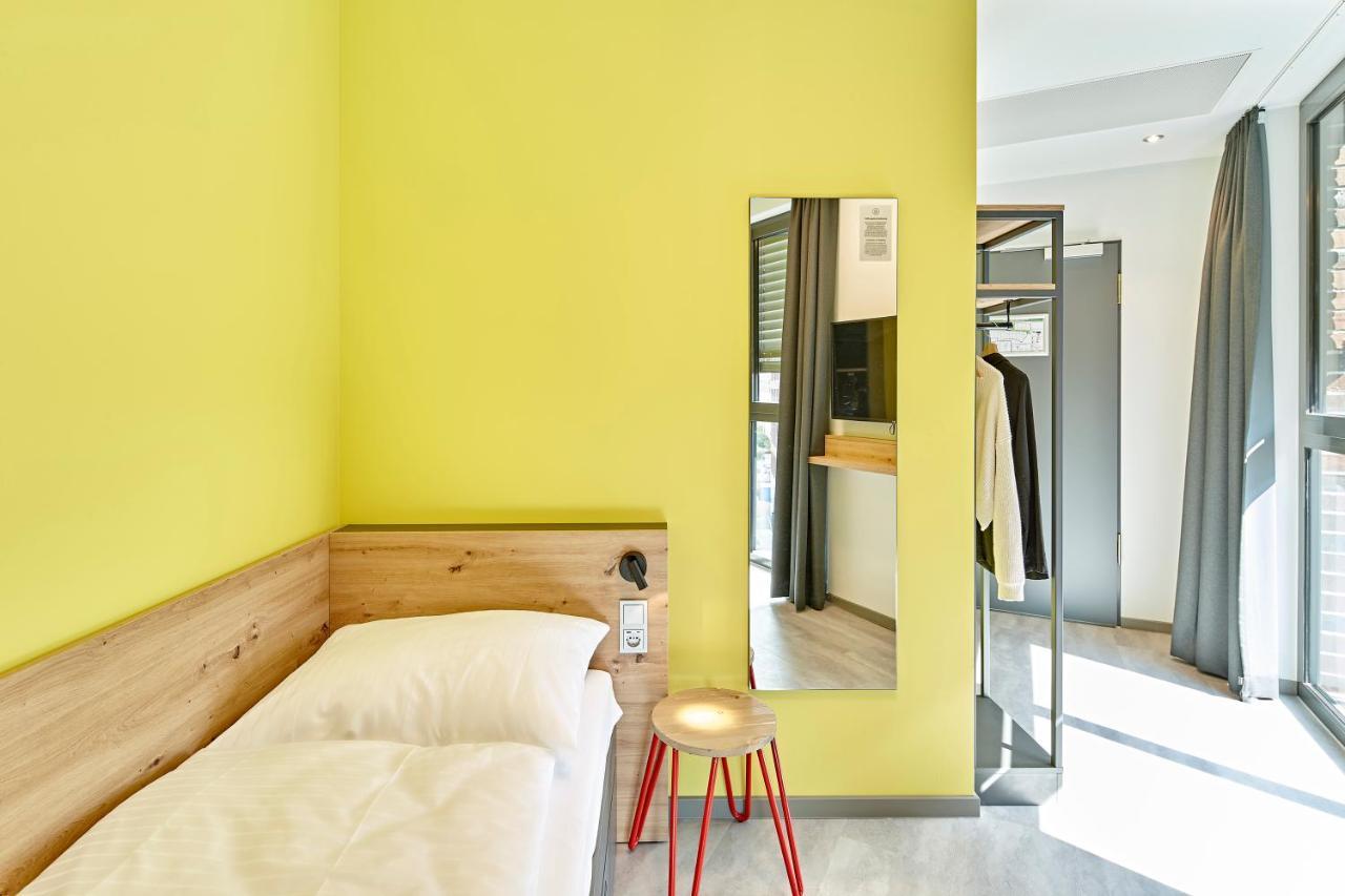 Meininger Hotel Koeln West Экстерьер фото