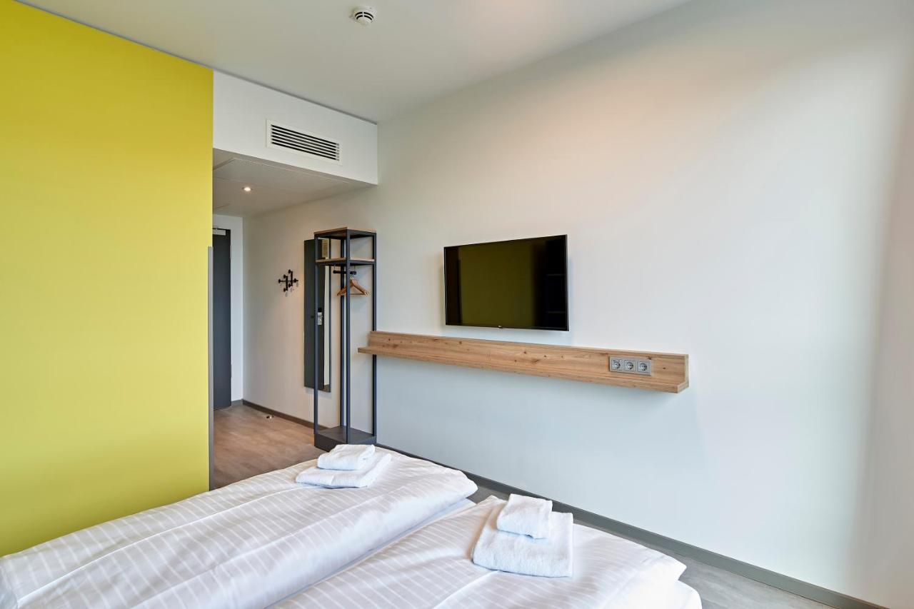 Meininger Hotel Koeln West Экстерьер фото