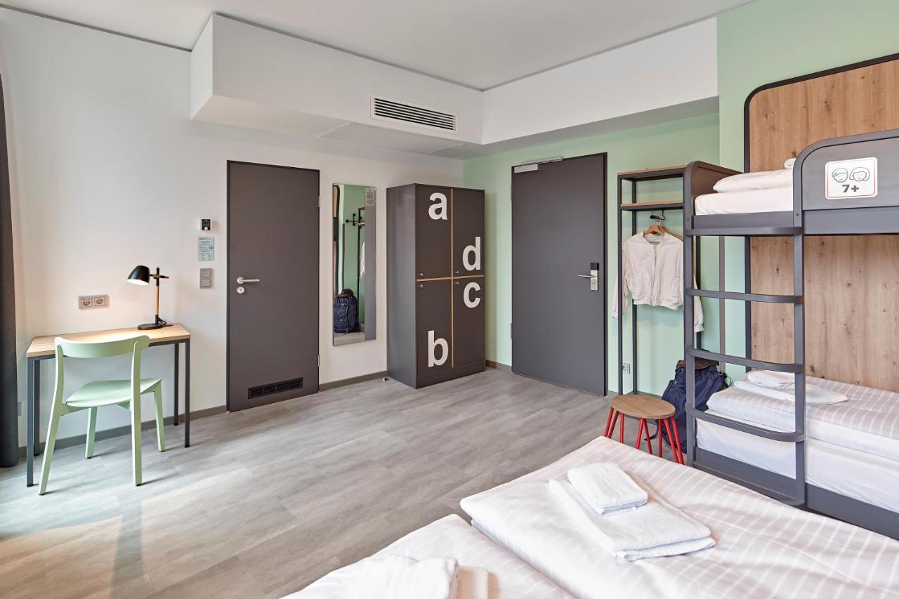 Meininger Hotel Koeln West Экстерьер фото